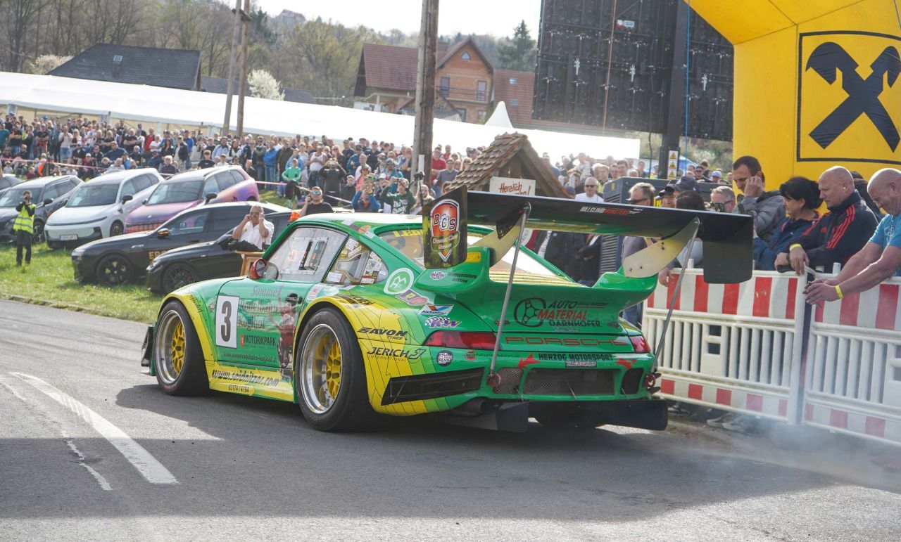 Im Ziel und am Ziel: Rupert Schwaiger, Rallye-Sieger mit 77 Jahren.