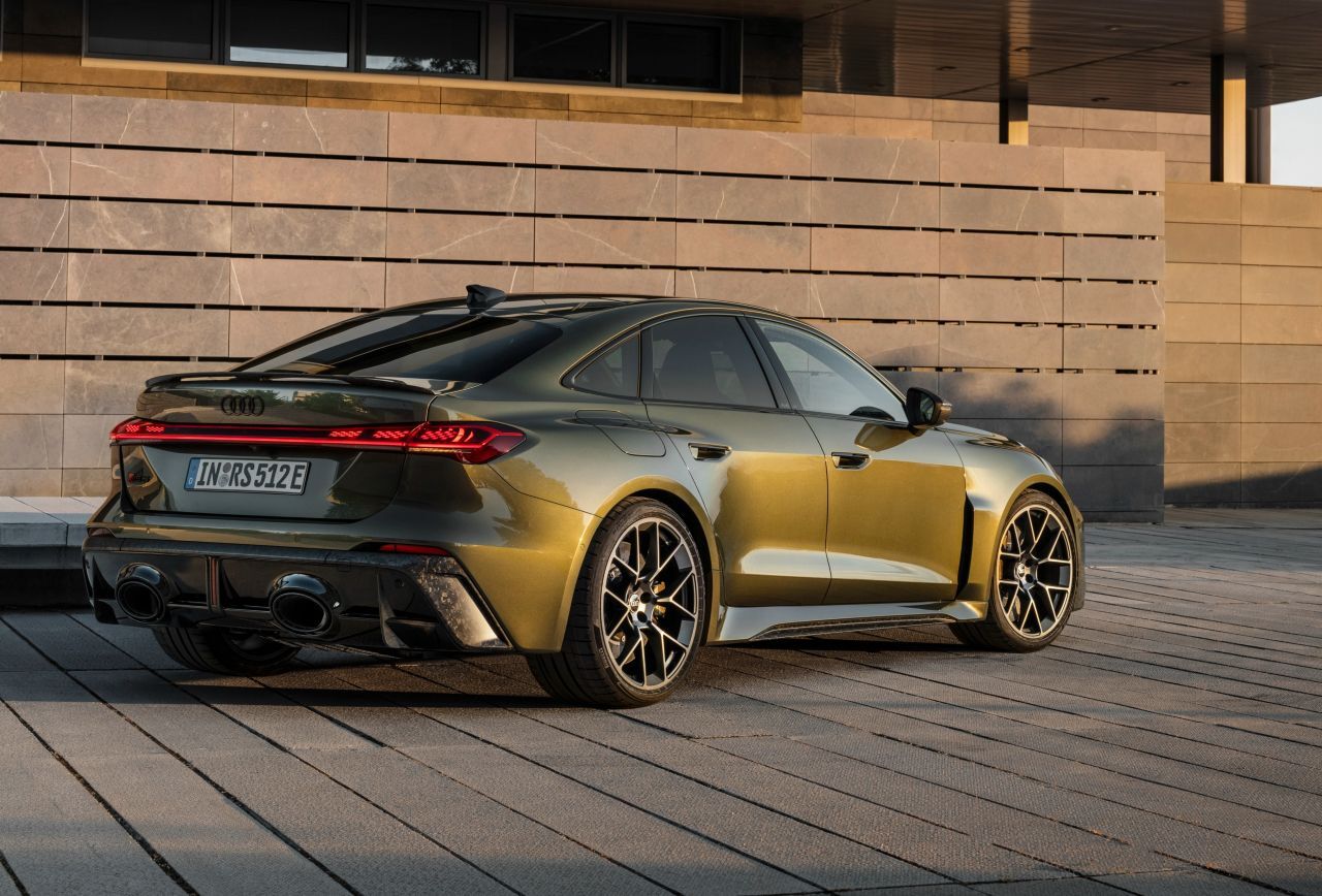 Fazit von Motorprofis-Redakteur Fabian Steiner: „Nicht nur die Leistung steigt durch die neue elektrische Energie im Auto auf 639 PS, auch dem Hinterachsgetriebe wurde ein E-Motor verpasst, der so schnell reagiert, dass die Fahrdynamik ein neues Level erreicht. So deutlich der technische Strukturwandel mit Plug-in-Hybrid das Gewicht steigert, so deutlich senkt er auch den Preis in Österreich.