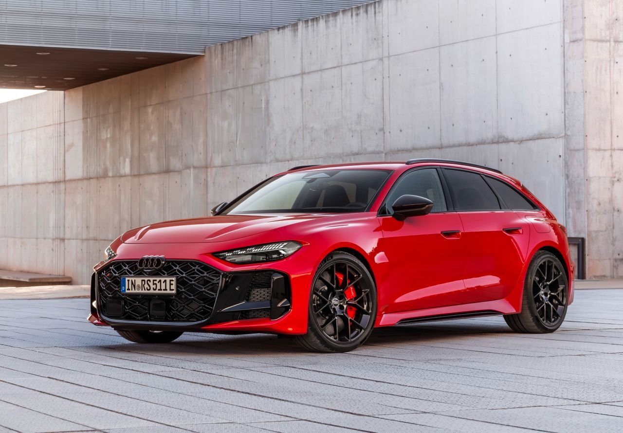 Nicht nur breiter, sondern auf auf besondere Art breiter: Vorne sind die Radhäuser ausgestellt und mit Lufteinlässen aufgeschlitzt und hinten sind …