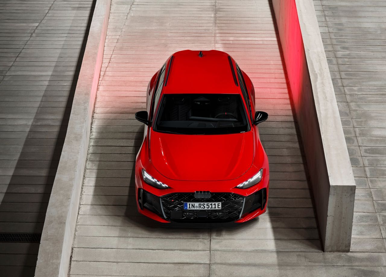 … die Schultern adonisch muskulös. Von oben betrachtet ergibt das eine großartige X-Form, es empfiehlt sich ein Parkplatz unterhalb des Wohnzimmers.