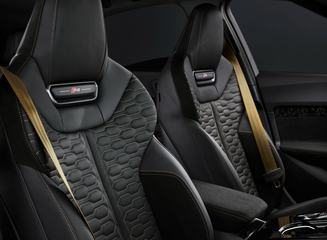 Serienmäßig ist ein Material, das Veloursleder gleicht. Ästhetiker werden aber schwer an den Ledersitzen mit Wabensteppmuster vorbeikommen.