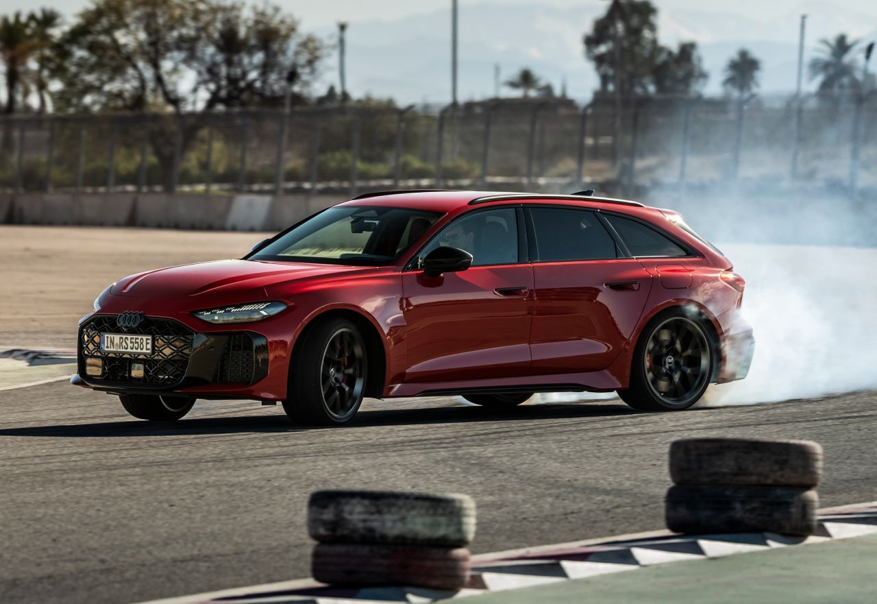 … der die einzelnen Phasen der Kurve neugestaltet und den RS5 sowohl beim Anbremsen als beim Herausbeschleunigen sehr viel agiler macht.