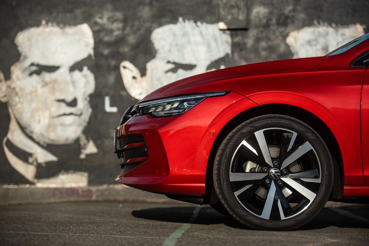 Im Jahr 2026 ist der Golf immer noch das, was er in der 80ern war: Ein guter Kauf. Dass er in mehr als 40 der letzten 50 Jahre an der Spitze der österreichischen Zulassungsstatistik stand, kommt nicht von ungefähr.