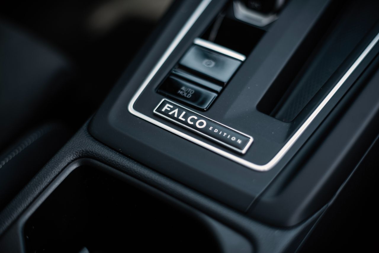 Falco Edition-Badge auf der Mittelkonsole.