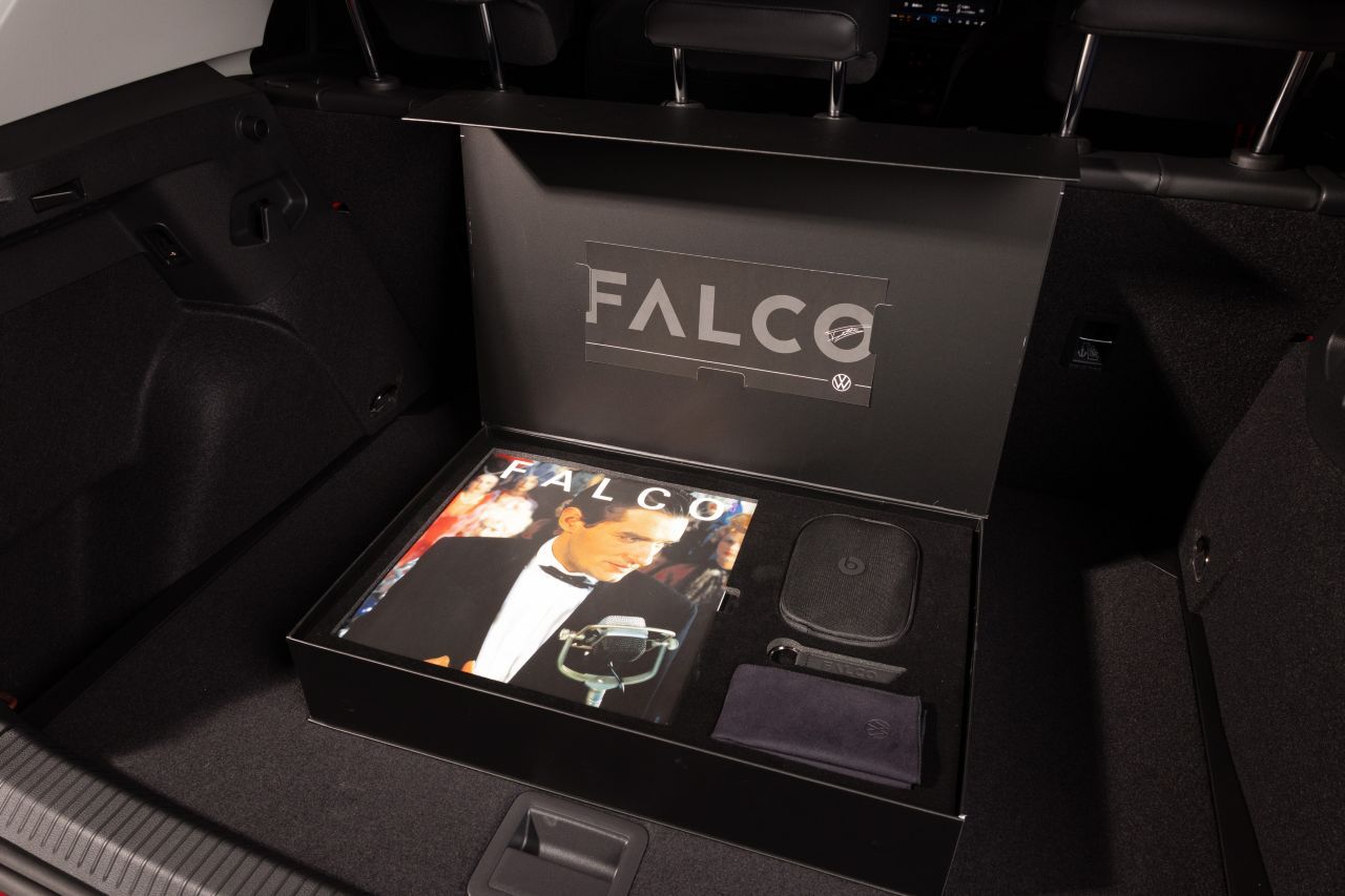 Im Kofferraum wartet ein Präsent: Die Box enthält die Vinyl-Ausgabe von Falco 3, einen Falco-Schlüsselanhänger und Beats-Kopfhörer.