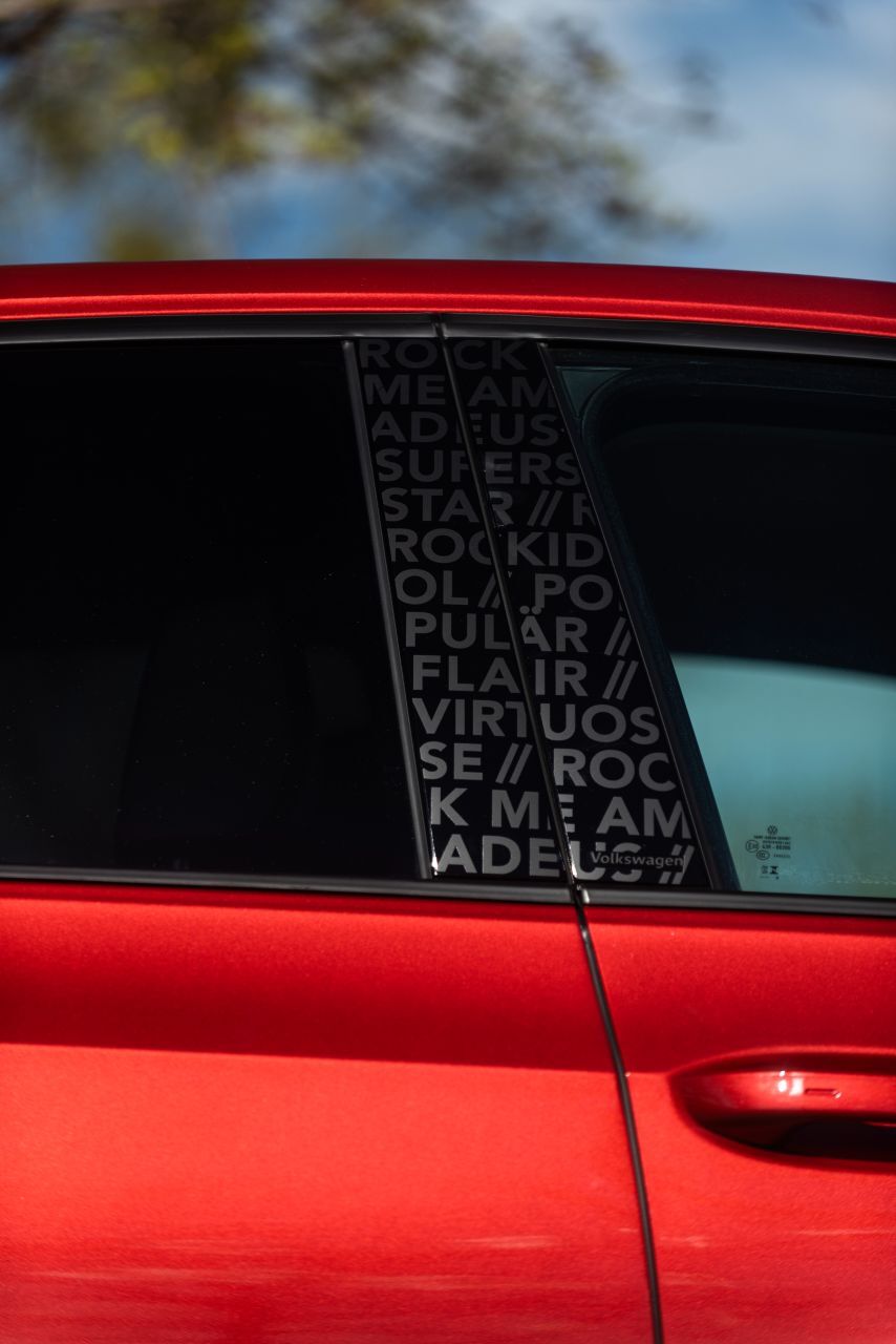 Die B-Säulen sind mit einem dezenten Muster aus Falco-Texten beklebt.