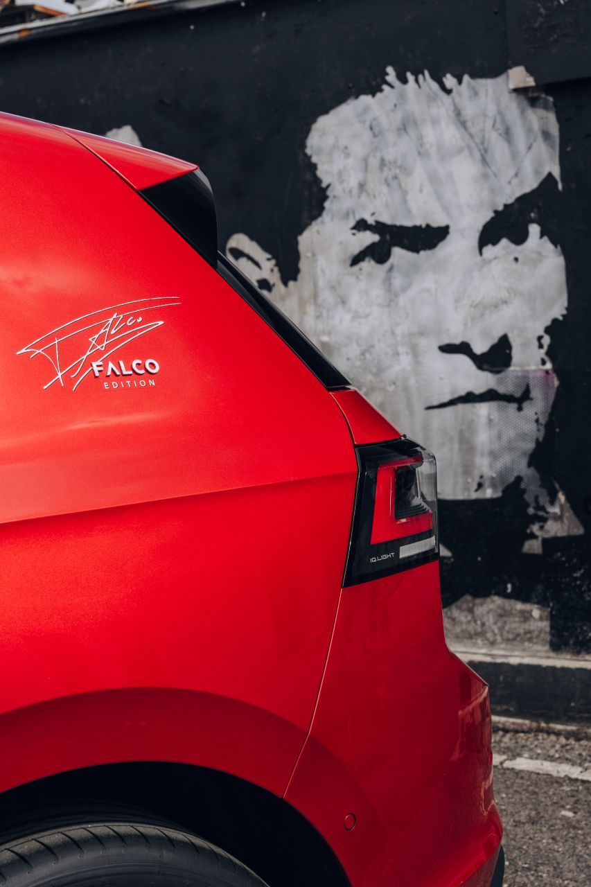 Auf der C-Säule sticht die die Falco-Signatur samt Namensschriftzug heraus.