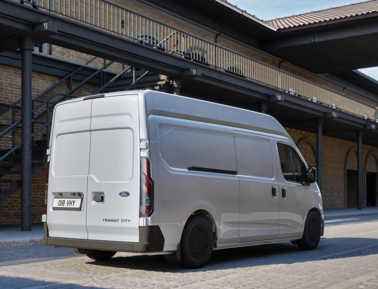 Die L2L2-Variante ist 5.285 Millimeter lang und 2.285 Millimeter hoch, der Radstand beträgt 3.360 Millimeter. 1.275 Kilo Zuladung, Ladelänge über drei Meter.