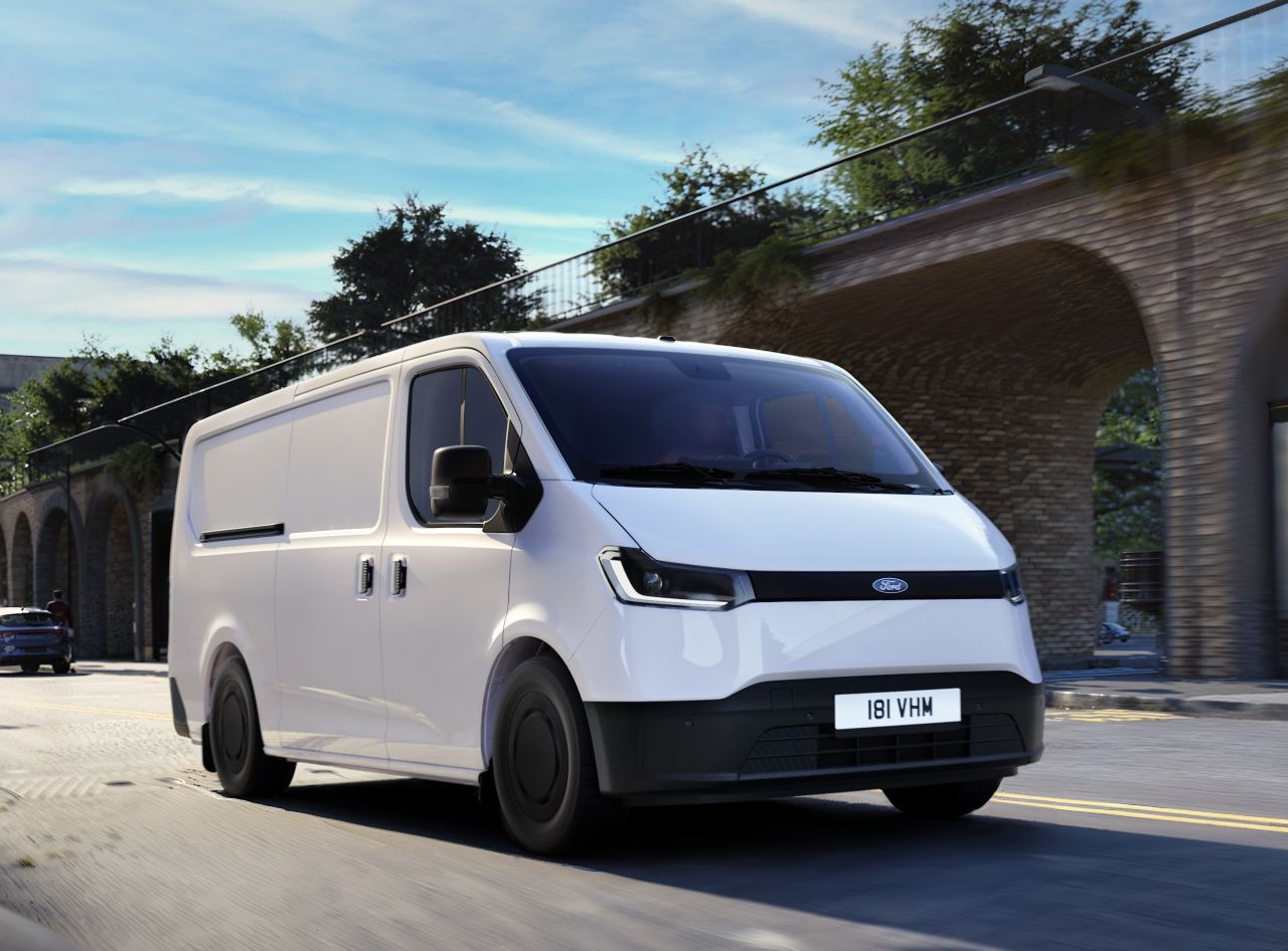 Der L1L1 ist 4.985 Millimeter lang und 1.991 Millimeter hoch, der Radstand beträgt 3.060 Millimeter. Die glatte Front weist den Transit City als Elektriker aus.