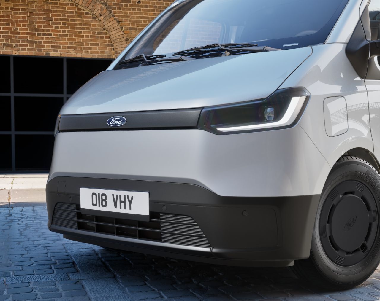 Ein neues Transit-Gesicht: Die Lichter mit schlicht-schicker LED-Signatur sind durch eine Kunststoffleiste verbunden, auf der das Ford-Logo sitzt.