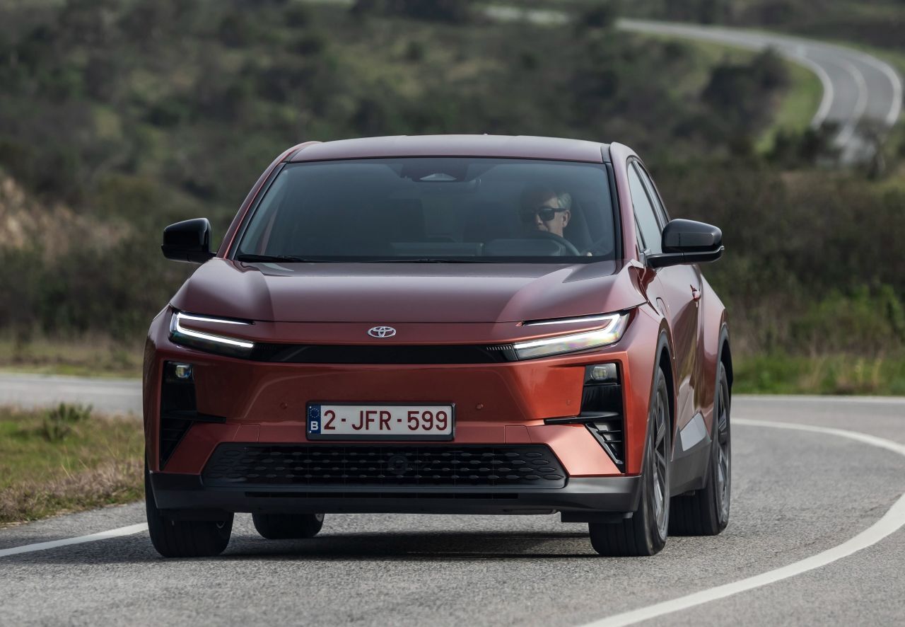 Der C-HR+ ist ein fescher Kompakter mit sauber gezeichnetem, modernem Design. Technisch ist das Elektromodell eine eigenständige Entwicklung.