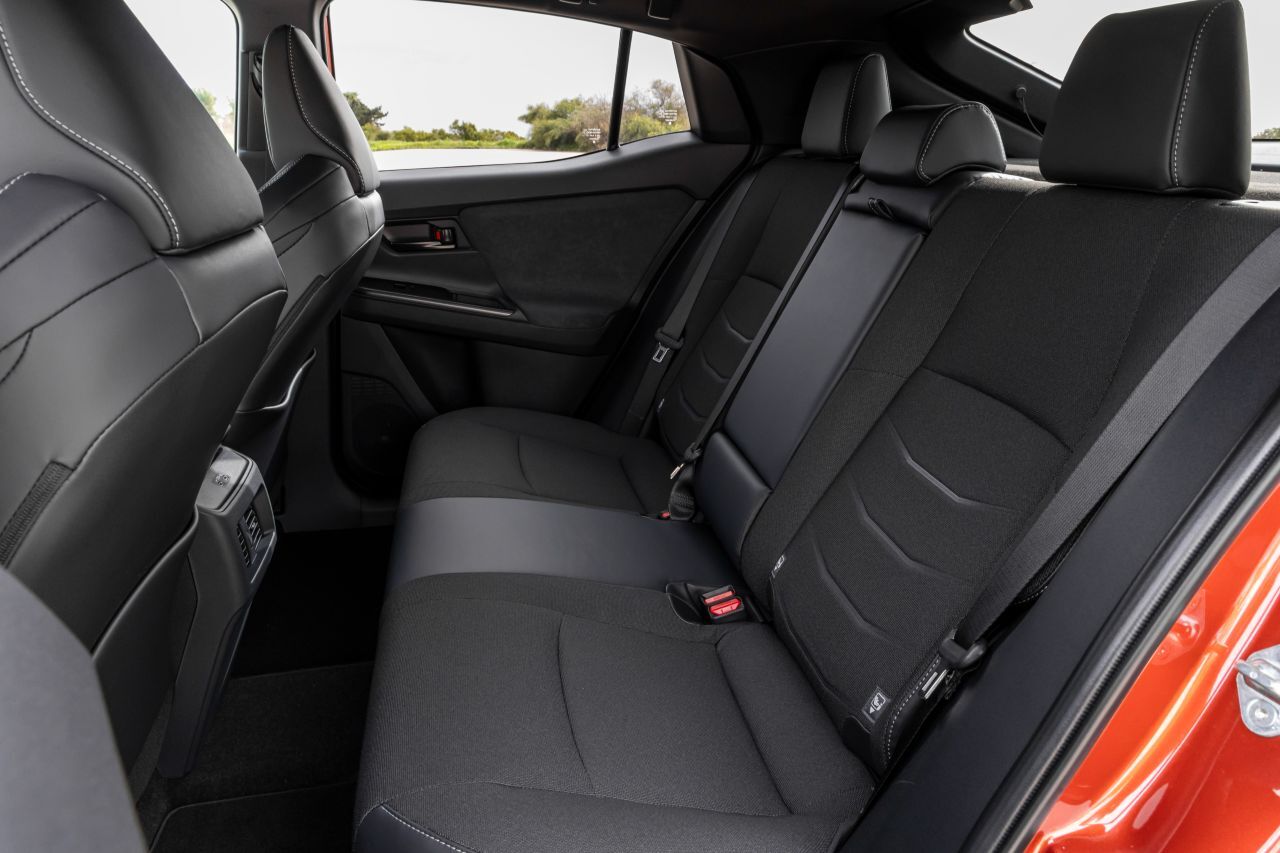 Auch hinten geht es nicht beengt zu. Der Abstand zwischen der Vordersitz- und der Rücksitzlehne beträgt ganze 90 Zentimeter.