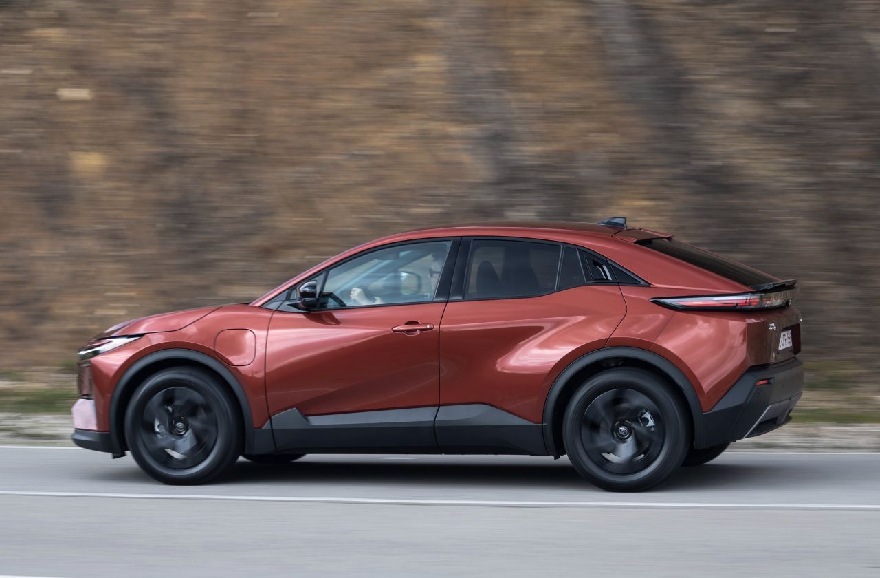 Die straffe und doch komfortable Fahrwerksabstimmung verstärkt den erwachsenen Eindruck, den der C-HR+ schon rein optisch macht.