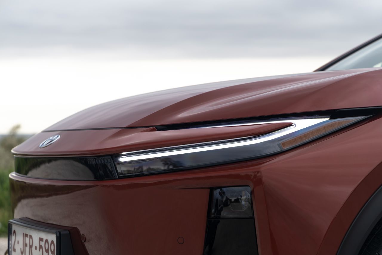 … der Frontansicht. Adaptive LED-Scheinwerfer sind serienmäßig.