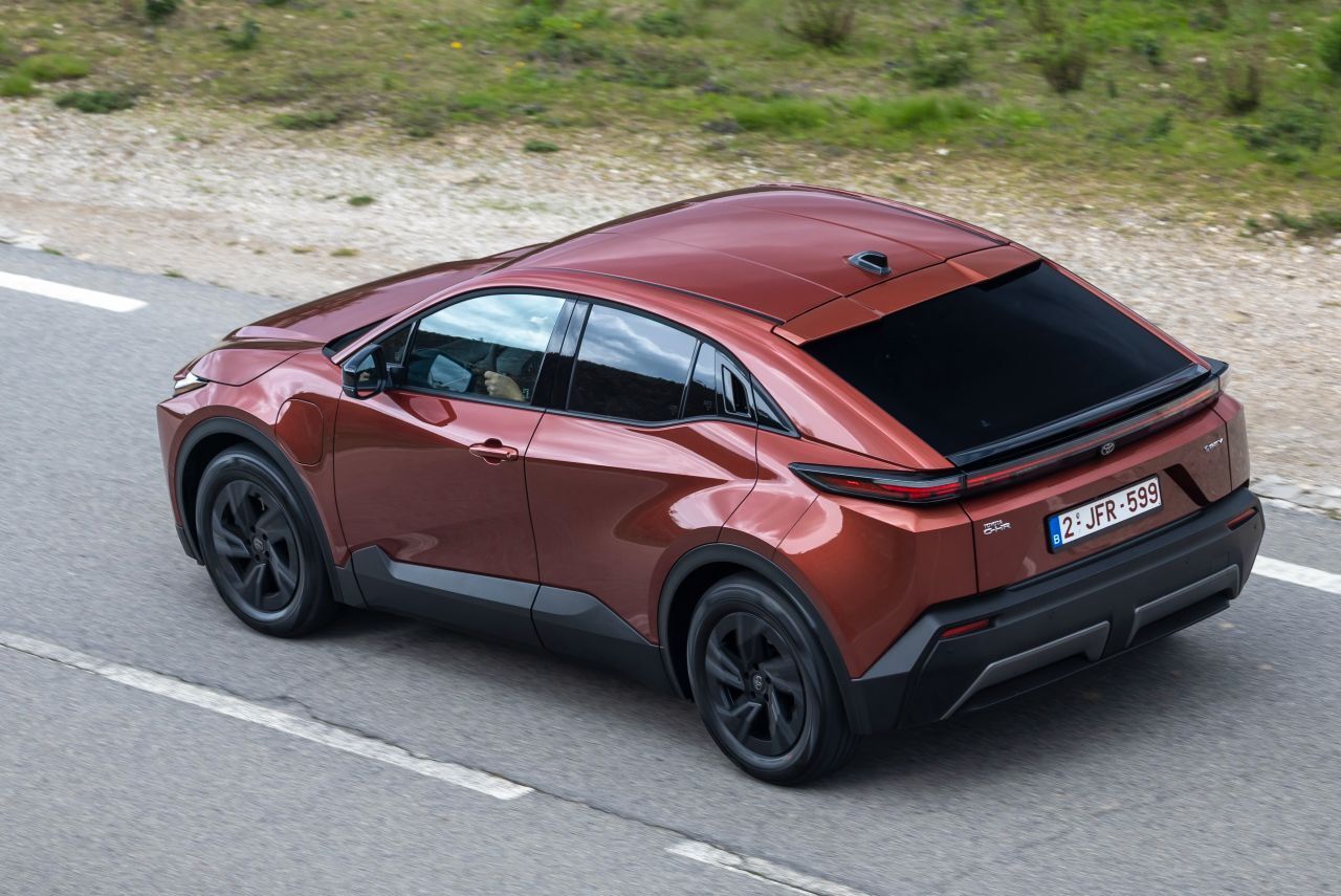 Coupéhafte Linie der Karosserie – beim C-HR+ schön gestreckt und damit eleganter. Das Elektromodell ist 16 Zentimeter länger als der Hybrid.
