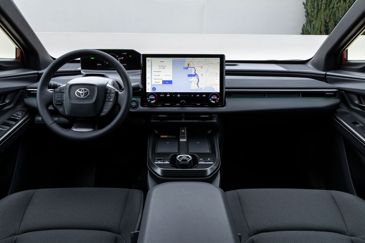 Auf den Vordersitzen herrschen überraschend großzügige Platzverhältnisse. Der Touchscreen ist nahe am Fahrer positioniert.