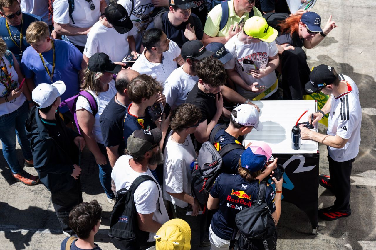 Warteschlange: Die Fans wollen ein Autogramm von den DTM-Stars.