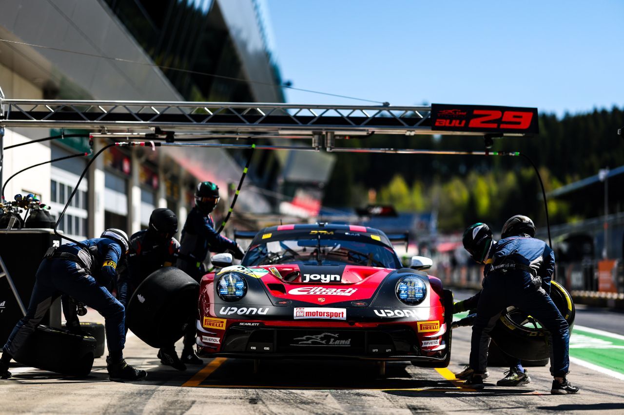 Bastian Buus in den schönen Farben von Land Motorsport und im Porsche.