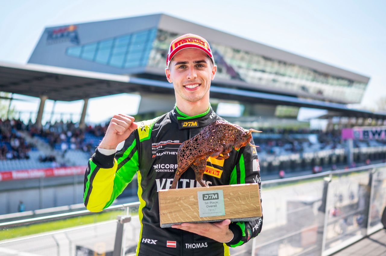 So sehen Sieger aus: Thomas Preining gewann im Manthey-Porsche das Samstag-Rennen.