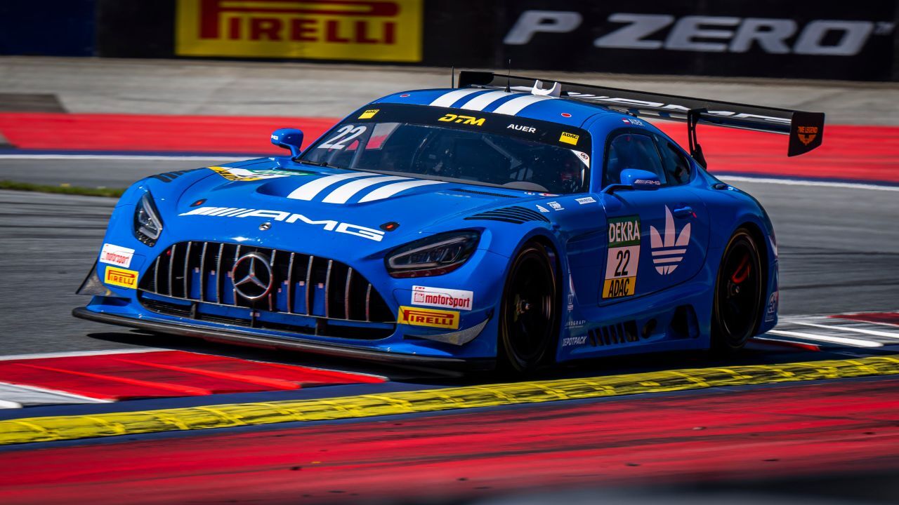 Ganz in Blau: Lucas Auer in seinem neu lackierten Mercedes in der Schuhkarton-Optik eines Herstellers mit drei Streifen.