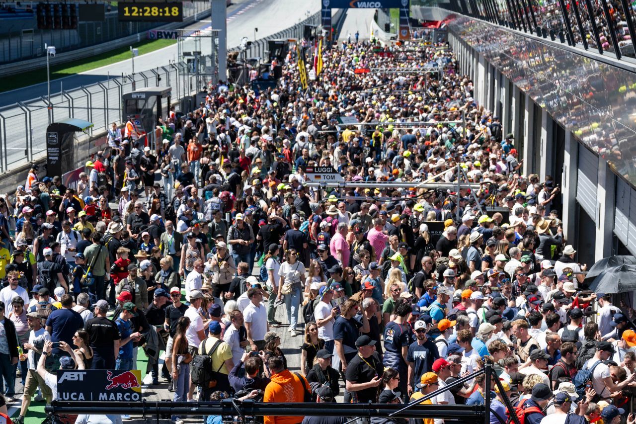 Sehr gut besucht: Der neue Termin der DTM im Frühjahr kommt bei den Fans gut an.