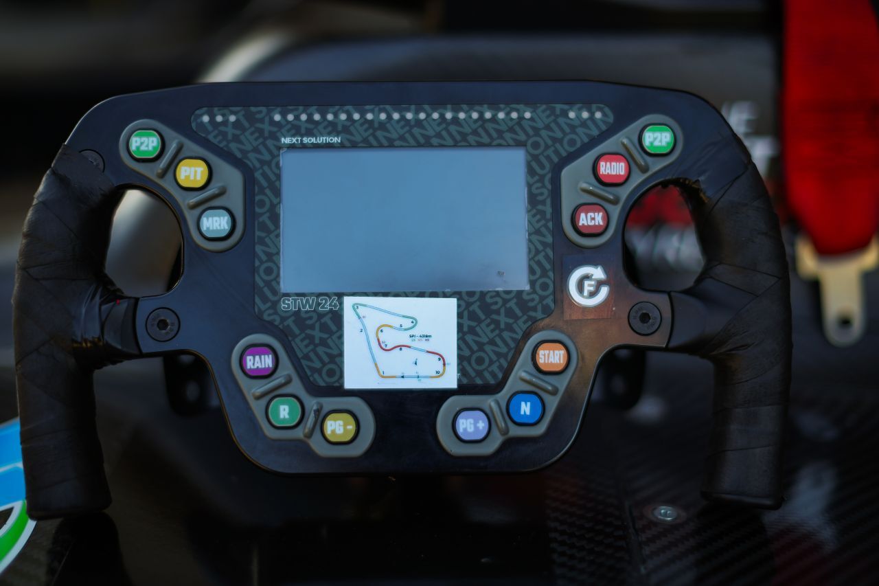 Die Lenkräder der Formel-Rennwagen sind hier noch von einer faszinerenden Schlichtheit.