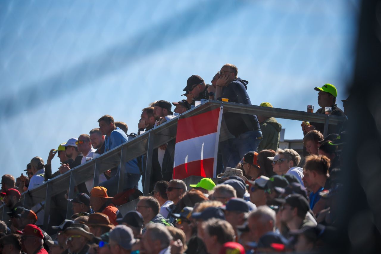 Die wahren Fans am Red Bull Ring erkennt man daran, dass sie sich auch sehr leidenschaftlich und interessiert mit den Rahmenrennen beschäftigen.