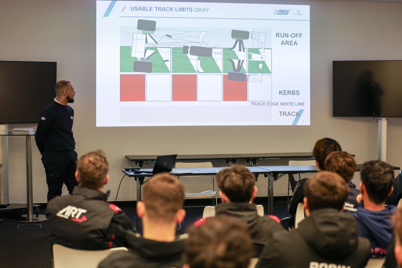 In der Formula Regional werden die jungen Piloten besonders intensiv geschult – auch in der Regelkunde.