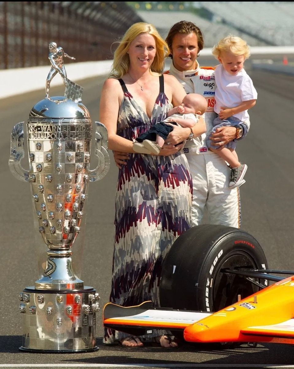 Traurige Vergangenheit: Sebastian Wheldon am Arm seines Vaters nach dessen zweiten Triumph beim Indy500 im Jahr 2011. Wenige Monate danach verunglückte er tödlich.