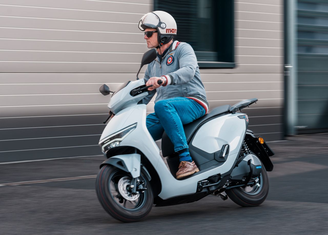 Fazit von Motorprofis-Tester Stefan Pabeschitz: „Emissions- und so gut wie geräuschfreie Zweirad-Mobilität im urbanen Raum. Das Gesamt-Package ist ansprechend und ein gelungener Mix aus tadellosen Fahr-Talenten, praktischen Lösungen und traditioneller Honda-Qualität.