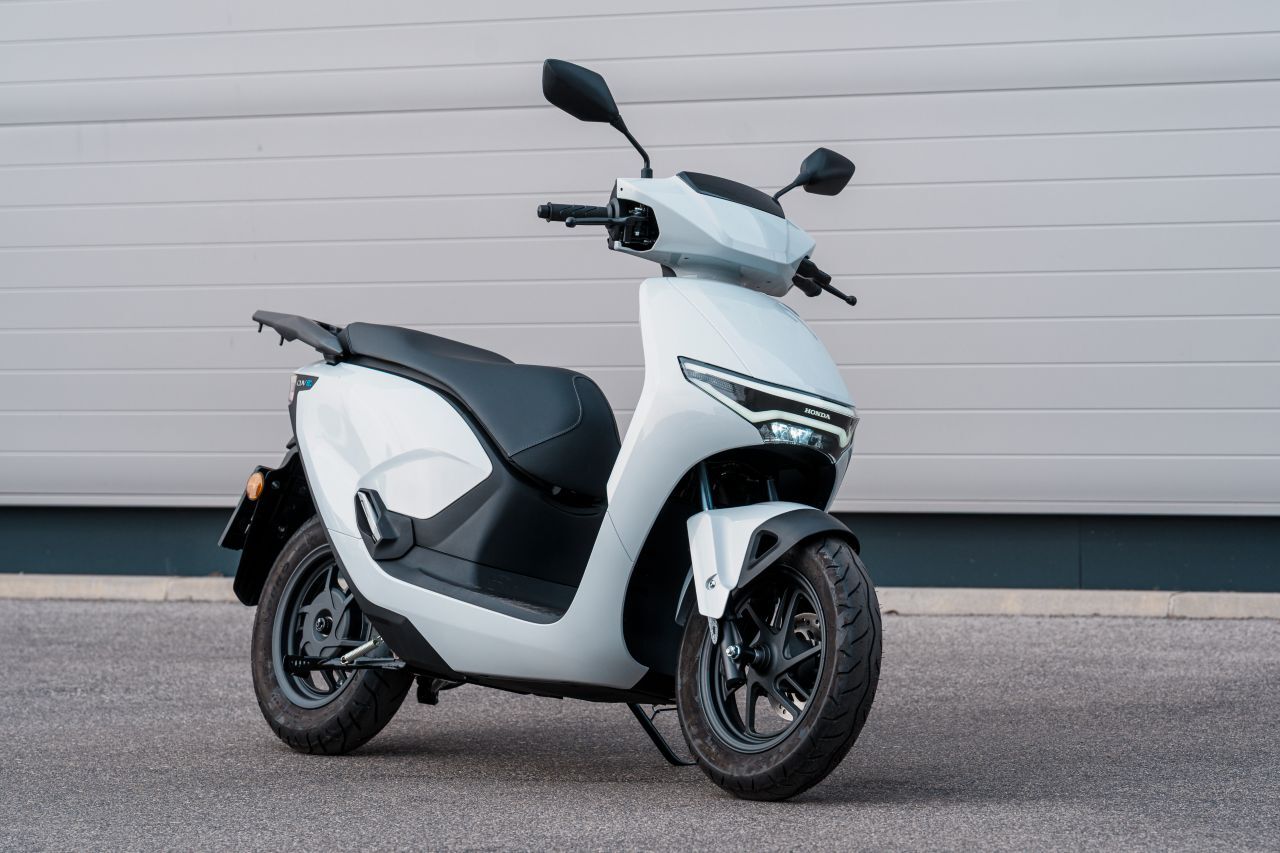 Praktisch, wenig, elektrisch: Hondas erster E-Scooter in der 125er-Klasse CUV e: bietet vernünftige Real-Reichweite und komfortables Fahrverhalten.