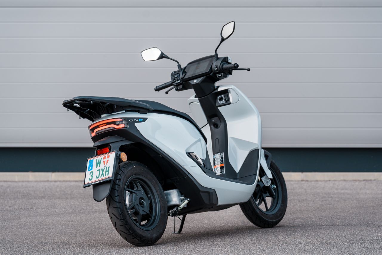 Im Moped-Format in der Achtel-Liter-Klasse: Hondas CUV e: beansprucht mit den kompakten Abmessungen nicht viel Platz, bietet aber tadellose Ergonomie.
