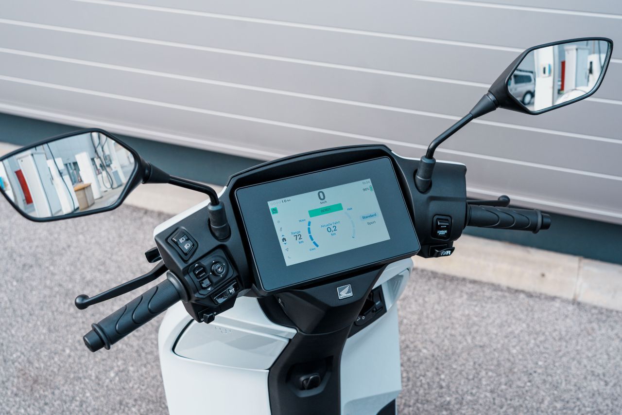 Schau-Stück: Das 7 Zoll TFT-Display gehört mittlerweile zum Honda-Zweirad-Standard. Dahinter arbeitet das neue Connectivity-System RoadSync Duo.