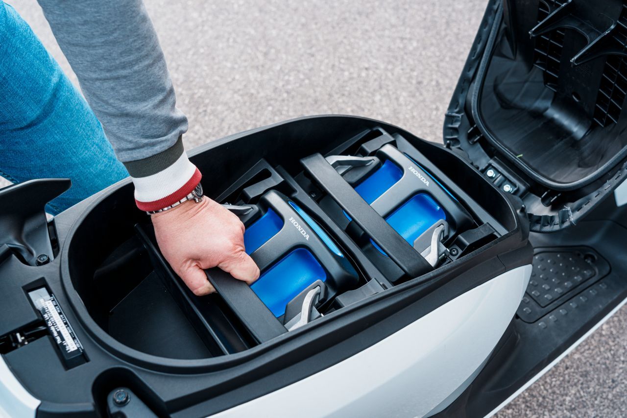 Die Akkus lassen sich mit einem Handgriff entriegeln und sind leicht zu transportieren. Stauraum lassen sie unter der Sitzbank leider keinen übrig.