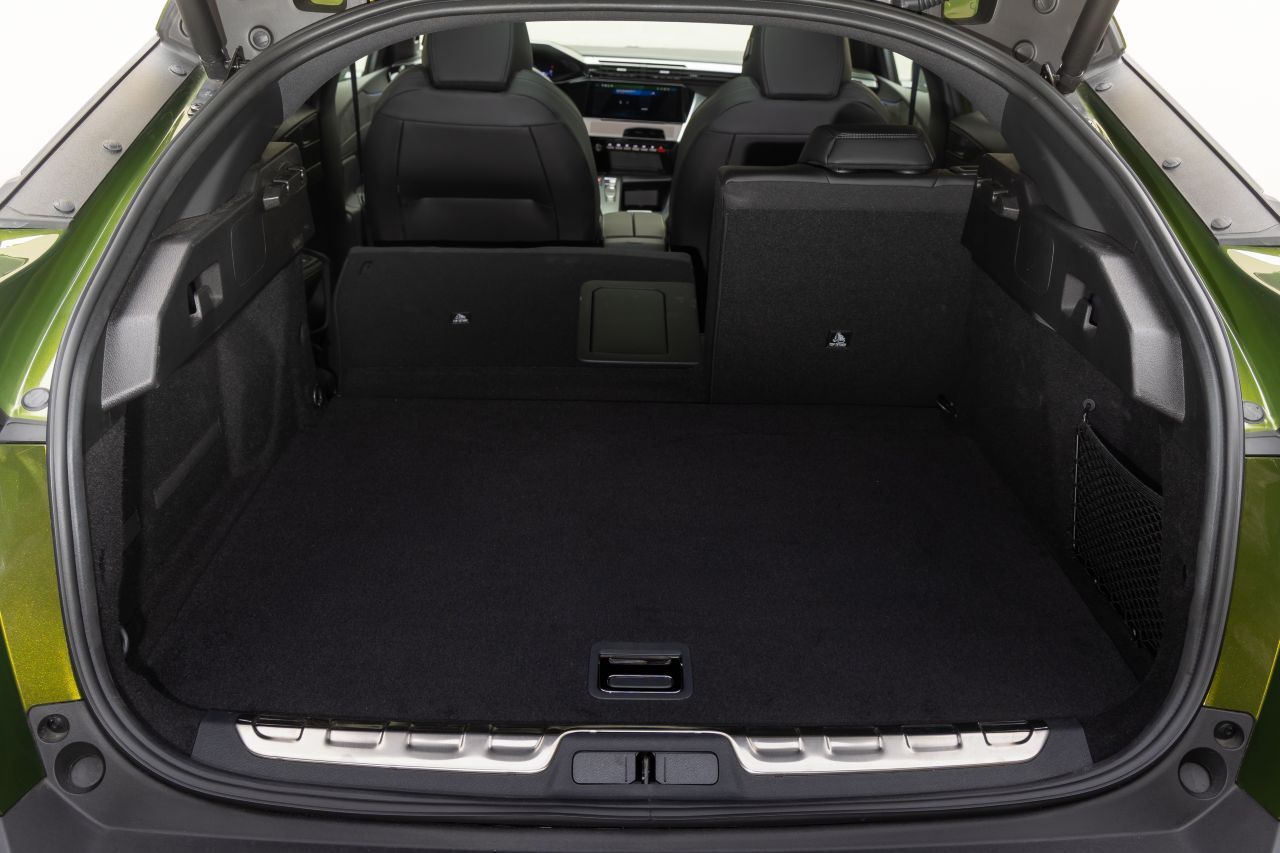 Das Kofferraumvolumen kann mit voluminösen Kompakt-SUVs mithalten, es beträgt 536 Liter und wächst bei umgelegter Rückbank auf bis zu 1.611 Liter.