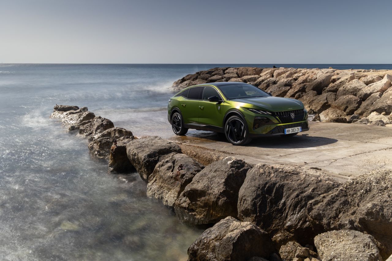 Fazit von Motorprofis-Tester Fabian Steiner: „Der Peugeot 408 ist eine Alternative zur langweiligen SUV-Hegemonie ohne Rückkehr zu Limousine oder Kombi. Zur optischen Eigenständigkeit gibt es fühlbare Qualität im Innenraum, einen großzügigen Kofferraum und die Wahl zwischen drei Antriebsarten