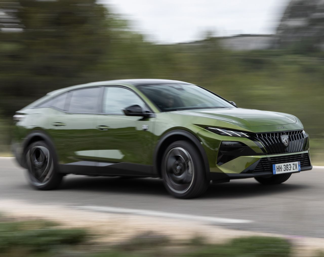 Kühlergrill und Stoßfänger wurden neugestaltet, die dreidimensionale Wirkung erhöht. Das zeigt Wirkung, der vordere Bereich wird eleganter.