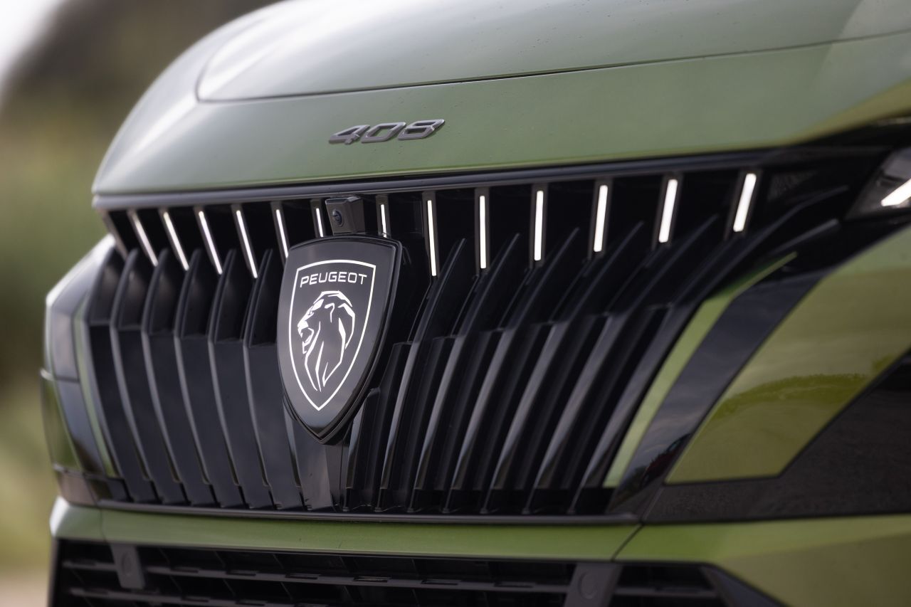 LED-Elemente ziehen sich fein über die Front.