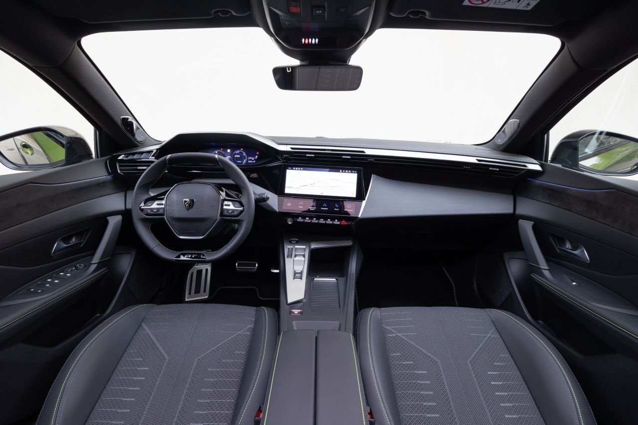 Die Materialauswahl spielt eine große Rolle, im 408 sorgen moderne Stoffe, Alcantara und echtes Aluminium für fühlbare Qualität.