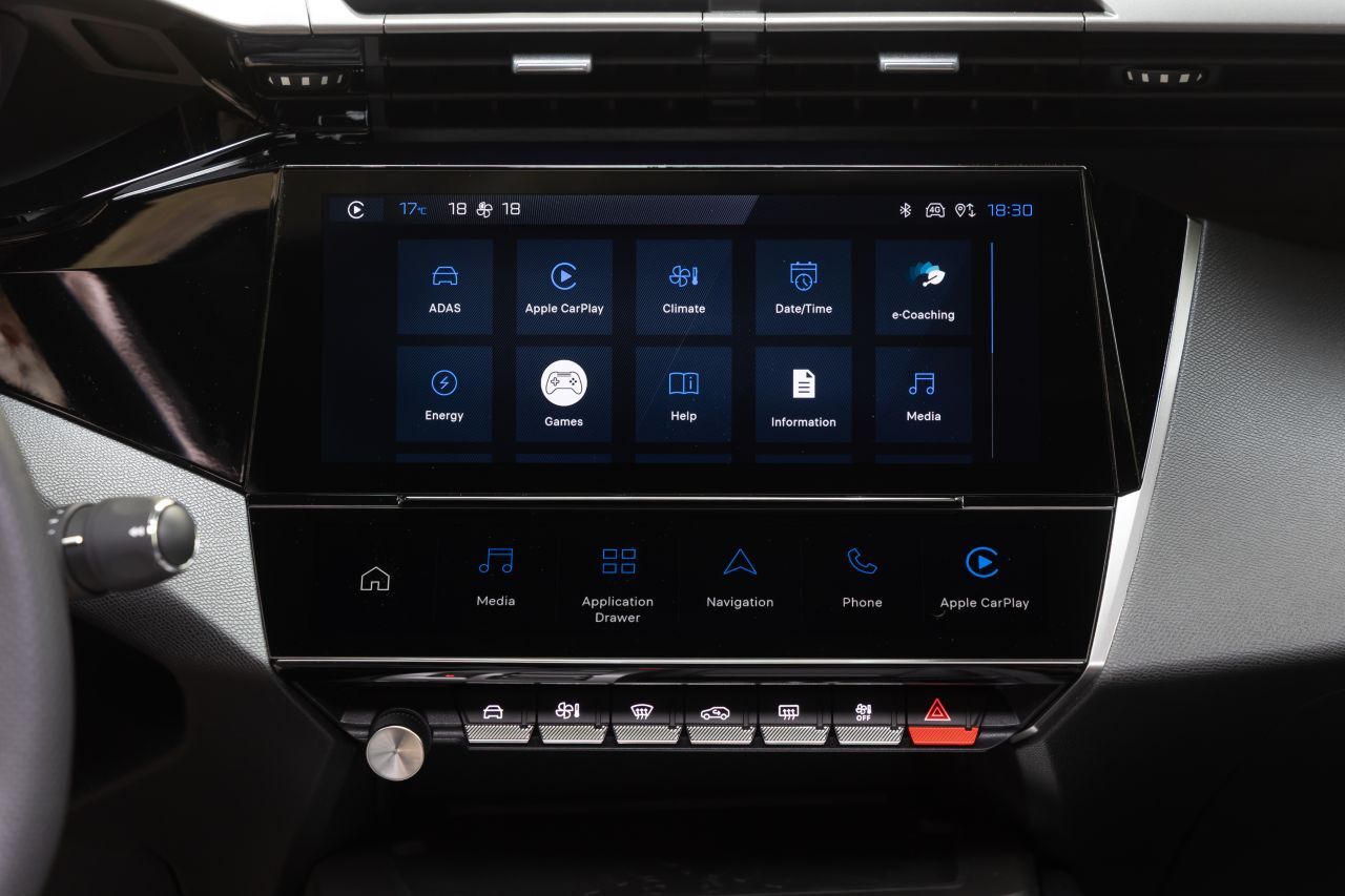 Eher klein, dafür aber elegant: Leicht zum Fahrer geneigter Touchscreen.