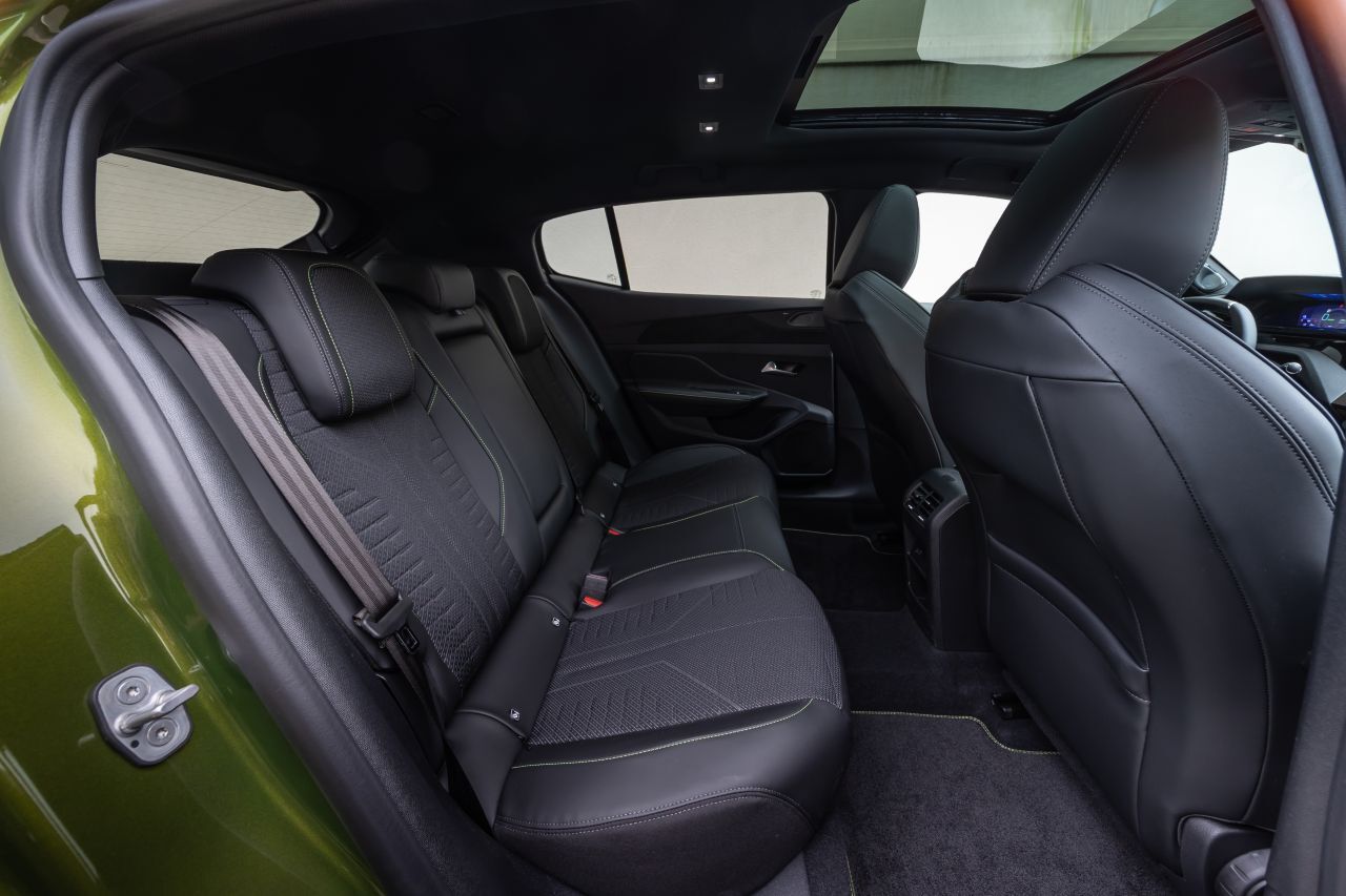 So großzügig wie Neuentwicklungen auf reinen Elektroplattformen ist der 408 im Passagierraum nicht, für das C-segment ist er aber dennoch geräumig.