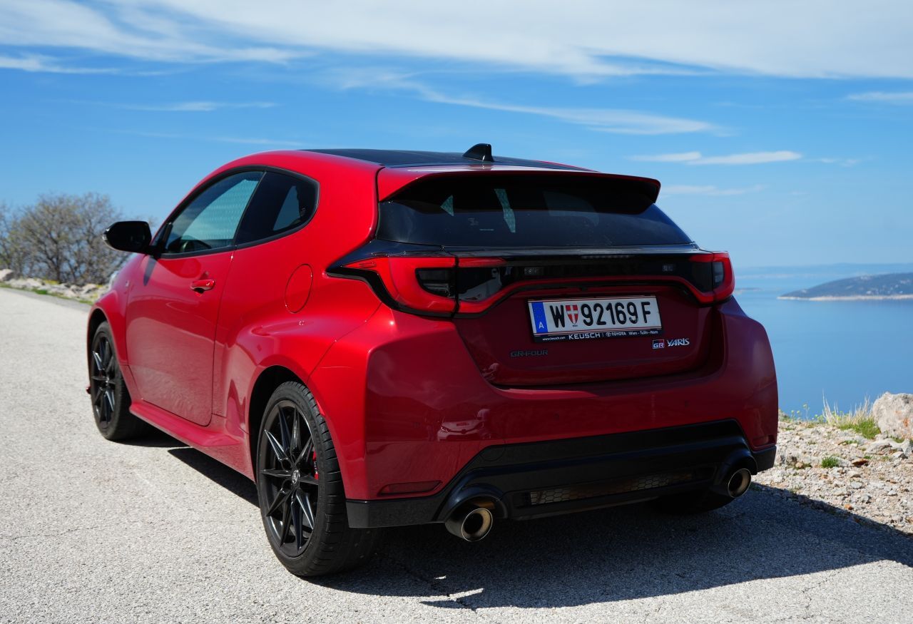 WRC-Gebiet: Mit dem GR Yaris entlang der kroatischen Magistrale, auf Straßen, die so kurvig und wellig sind, dass sie jedem Fahrwerk alles abverlangen.