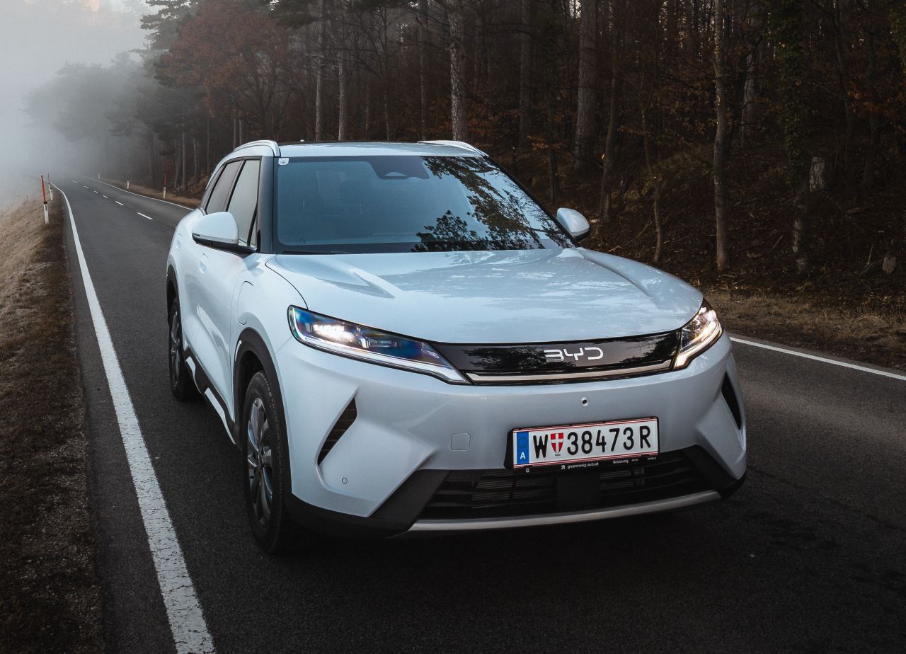 Der Atto 2 DM-i ist derzeit der einzige Kompakt-SUV mit Plug-in-Hybrid-Antrieb. Äußerlich ist er vom Stromer nur in Details zu unterscheiden.