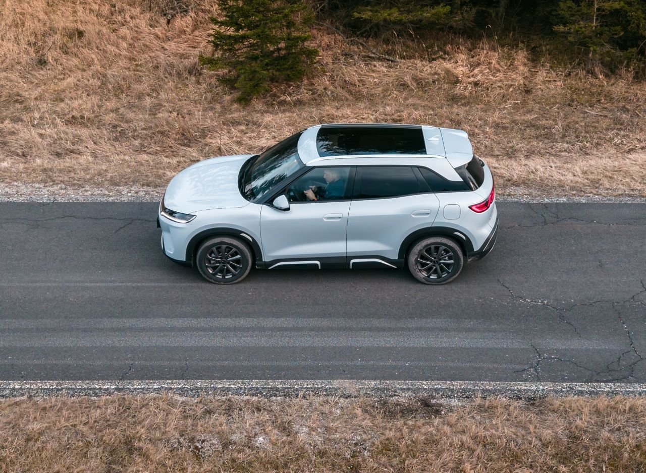 Ausgewogener Mix aus bündigen Flächen und Rundungen, gefällige Proportionen – der Atto 2 DM-i ist der netten kleine SUV von nebenan mit dualem Antrieb.