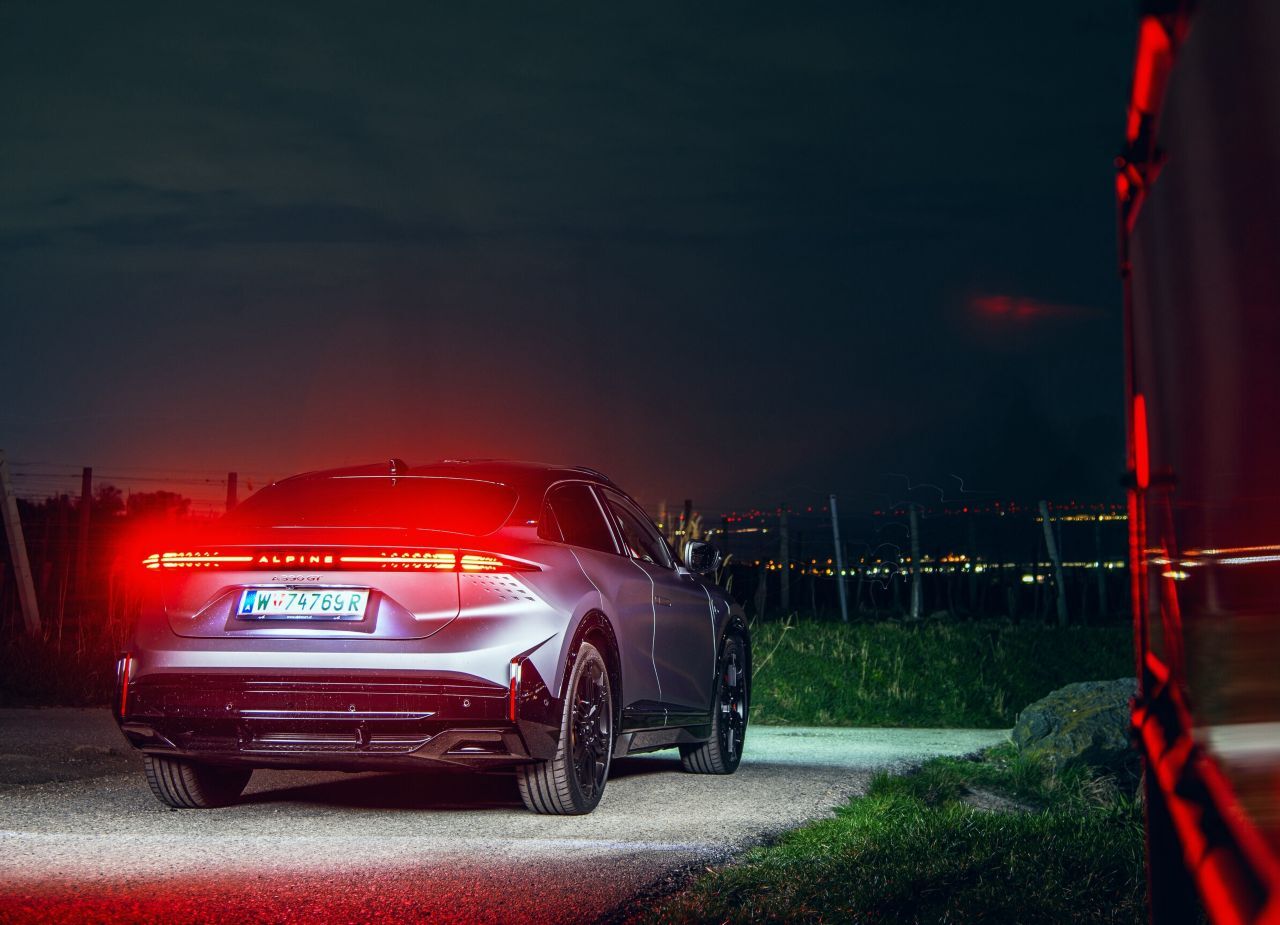 Handling und Agilität sind erstklassig: Sport ist die Leidenschaft dieses Autos, die Kurvendynamik hat es tatsächlich in sich.