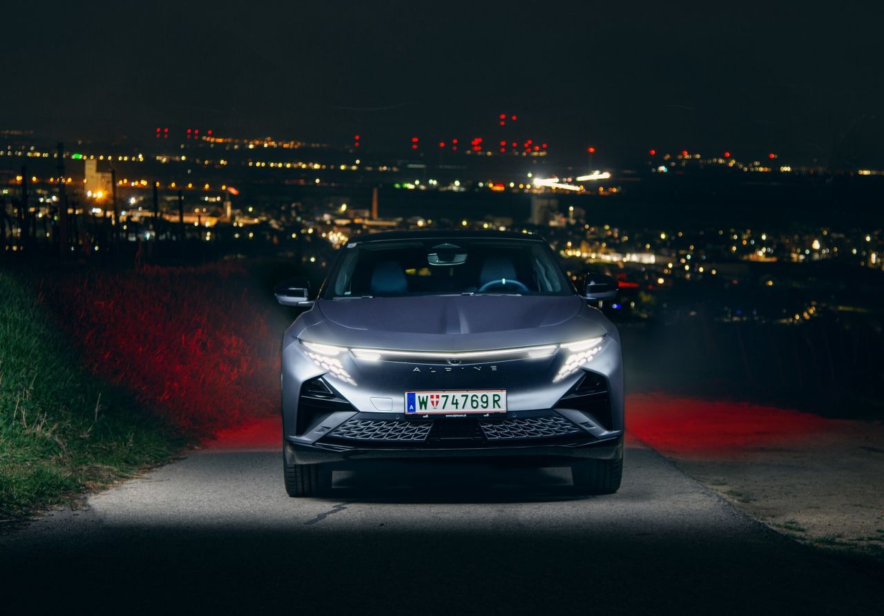 Fazit von Motorprofis-Tester Fabian Steiner: „Kilos von Elektroautos durch Feintuning und High-Tech-Lösungen weg zu entwickeln, bis sie in der Kurve nicht mehr spürbar sind, ist eine neue Disziplin, in der es bisher allen voran Porsche zur Meisterschaft gebracht hat – mit der A390 zeigt Alpine, dass es sie auch ziemlich gut beherrscht.
