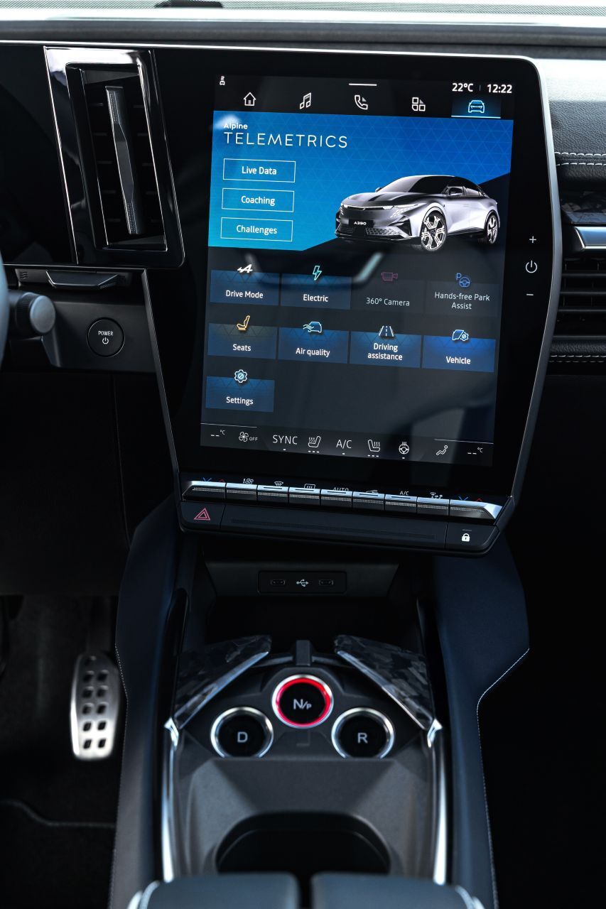 Multimedia mit fix integrierter Google-Maps-Navi und guter Sprachsteuerung.