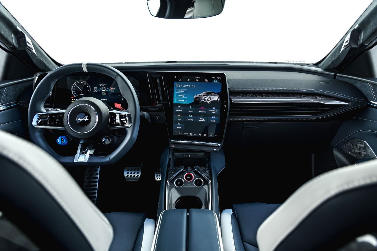 Der Mix aus einem Sportcockpit, in das der Fahrer reinschlüpft, und einem dennoch vernünftigen Raumkomfort, ist Alpine gelungen.
