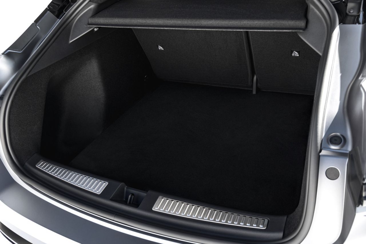 Das Layout des Storage-Bereichs ist typisch für Fastback-Autos, also eher niedrig, aber dafür lang. Ladevolumen 532 bis 1.643 Liter.