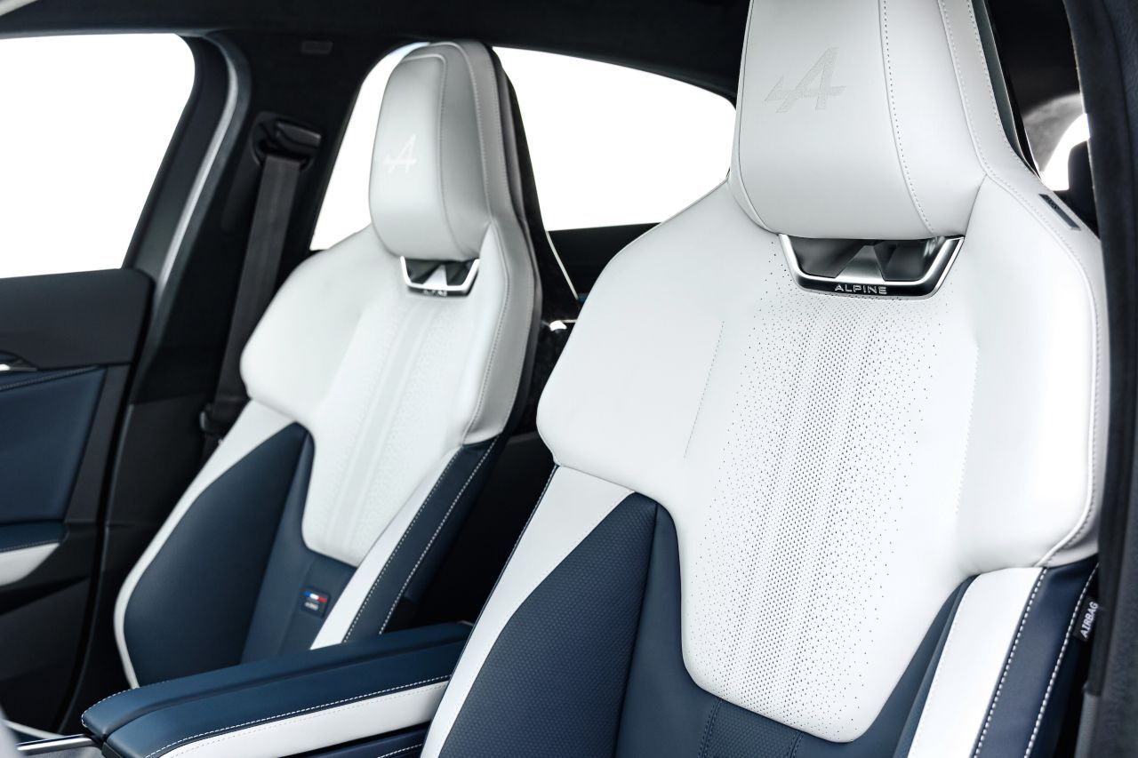 Stilvoller Material- und Farbenmix, verarbeitet werden Nappaleder, aber auch Alcantara, Aluminium und Karbon. Das Premium-Gefühl stellt sich ein.